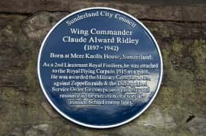 W.Cdr. Ridley's Blue Plaque outside Mere Knoll House. (Image by Ryan Lim)